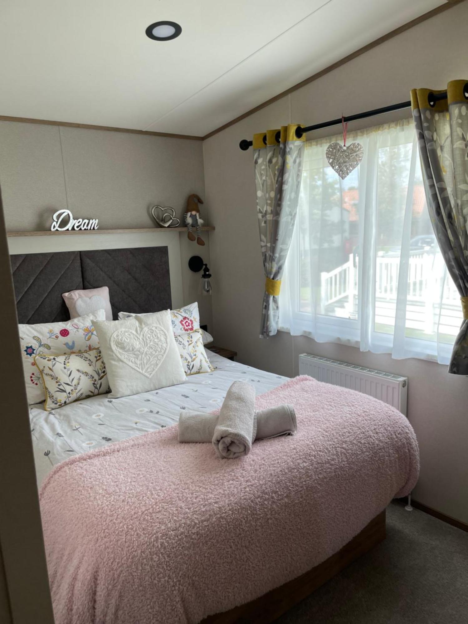 Ellis Retreats At Tattershall Lakes Lincoln Exterior photo